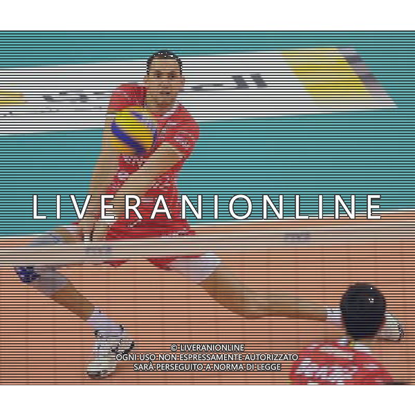 (101222) -- DOHA, Dec. 22, 2010 () -- Osmany Juantorena (above) of Trentino BetClic of Italy competes during the final at the 2010 FIVB men\'s club world championships against PGE Skra Belchatow of Poland in Doha, capital of Qatar, Dec. 21, 2010. Trentino BetClic won 3-1 to claim the champion. (/Chen Shaojin) ©photoshot/Agenzia Aldo Liverani Sas - ITALY ONLY - Trentino BetClic (Italia) - PGE Skra Belchatow (Polonia) finale maschile campionati mondiale per club 2010 FIVB a Doha, capitale del Qatar, 21 dicembre 2010. Trentino BetClic e\' campione ha vinto 3-1.