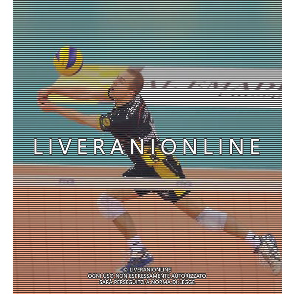 (101222) -- DOHA, Dec. 22, 2010 () -- Pawel Zatorski of PGE Skra Belchatow of Poland competes during the final at the 2010 FIVB men\'s club world championships against Trentino BetClic of Italy in Doha, capital of Qatar, Dec. 21, 2010. PGE Skra Belchatow lost 1-3 to take the 2nd place. (/Chen Shaojin) ©photoshot/Agenzia Aldo Liverani Sas - ITALY ONLY - Trentino BetClic (Italia) - PGE Skra Belchatow (Polonia) finale maschile campionati mondiale per club 2010 FIVB a Doha, capitale del Qatar, 21 dicembre 2010. Trentino BetClic e\' campione ha vinto 3-1.