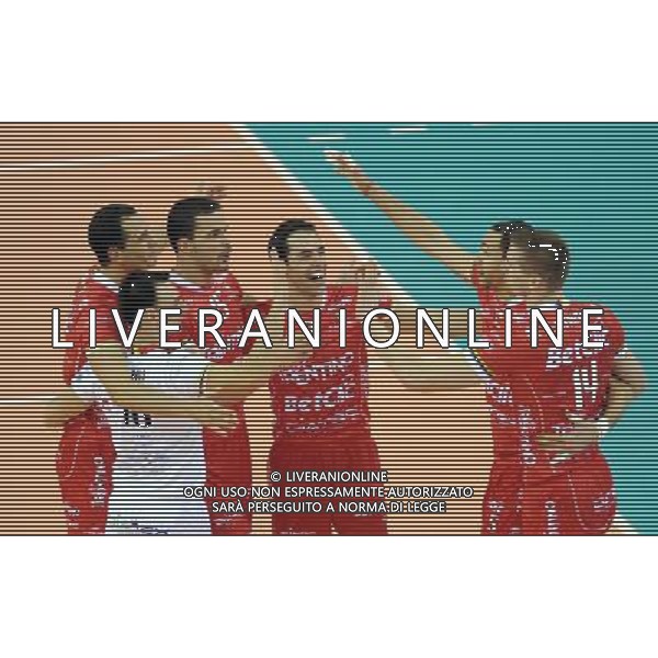 (101222) -- DOHA, Dec. 22, 2010 () -- Players of Trentino BetClic of Italy celebrate for score during the final at the 2010 FIVB men\'s club world championships against PGE Skra Belchatow of Poland in Doha, capital of Qatar, Dec. 21, 2010. Trentino BetClic won 3-1 to claim the champion. (/Chen Shaojin) ©photoshot/Agenzia Aldo Liverani Sas - ITALY ONLY - Trentino BetClic (Italia) - PGE Skra Belchatow (Polonia) finale maschile campionati mondiale per club 2010 FIVB a Doha, capitale del Qatar, 21 dicembre 2010. Trentino BetClic e\' campione ha vinto 3-1.