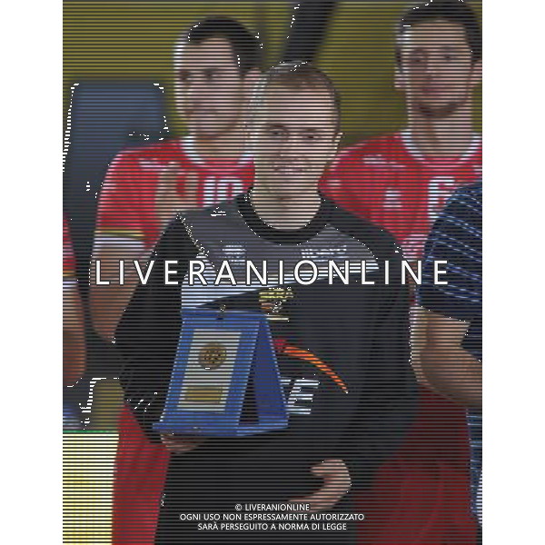 (101222) -- DOHA, Dec. 22, 2010 () -- Pawel Zatorski of PGE Skra Belchatow of Poland reacts with his Best Libero individual award during the awarding ceremony of the final at the 2010 FIVB men\'s club world championships against Trentino BetClic of Italy in Doha, capital of Qatar, Dec. 21, 2010. PGE Skra Belchatow lost 1-3 to take the 2nd place. (/Chen Shaojin) ©photoshot/Agenzia Aldo Liverani Sas - ITALY ONLY - Trentino BetClic (Italia) - PGE Skra Belchatow (Polonia) finale maschile campionati mondiale per club 2010 FIVB a Doha, capitale del Qatar, 21 dicembre 2010. Trentino BetClic e\' campione ha vinto 3-1.