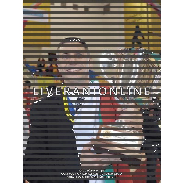 (101222) -- DOHA, Dec. 22, 2010 () -- Radostin Stoytchev, head coach of Trentino BetClic of Italy, holds the trophy during the awarding ceremony of the final at the 2010 FIVB men\'s club world championships against PGE Skra Belchatow of Poland in Doha, capital of Qatar, Dec. 21, 2010. Trentino BetClic won 3-1 to claim the champion. (/Chen Shaojin) ©photoshot/Agenzia Aldo Liverani Sas - ITALY ONLY - Trentino BetClic (Italia) - PGE Skra Belchatow (Polonia) finale maschile campionati mondiale per club 2010 FIVB a Doha, capitale del Qatar, 21 dicembre 2010. Trentino BetClic e\' campione ha vinto 3-1.