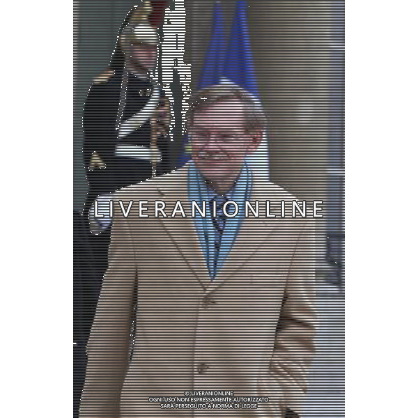 (101222)-- PARIS, Dec. 22, 2010 () -- World Bank President Robert Zoellick prepares to speak to media reporters after a meeting with French President Nicolas Sarkozy at the Elysee in Paris, capital of France, on Dec. 22, 2010. Zoellick confirmed on Wednesday that the World Bank had frozen loans to Ivory Coast. (/Gao Jing) (nxl) AG. ALDO LIVERANI SAS ITALY ONLY