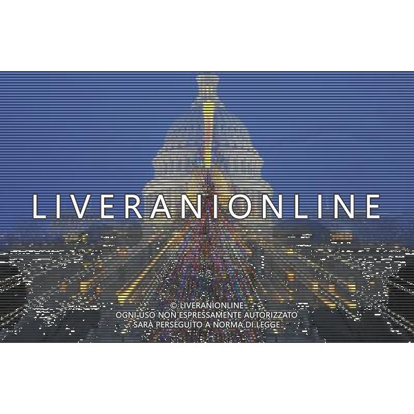 (101222) -- WASHINGTON, Dec. 22, 2010 () -- A Christmas tree is seen lighten up in front of the Capitol Hill in Washington D.C., capital of the United States, Dec. 21, 2010. (/Zhang Jun) (lmz) AG. ALDO LIVERANI SAS ITALY ONLY