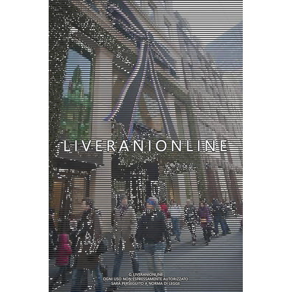 Shoppers outside the Timmy Hilfiger store in Midtown Manhattan on Super Saturday, December 18, 2010. Super Saturday marks the last weekend before Christmas and is the second busiest shopping day of the year, after Black Friday. (© Richard B. Levine) AG. ALDO LIVERANI SAS ITALY ONLY