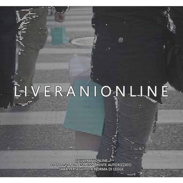 Shoppers with Tiffany and Co. bags in Midtown Manhattan on Super Saturday, December 18, 2010. Super Saturday marks the last weekend before Christmas and is the second busiest shopping day of the year, after Black Friday. (© Richard B. Levine) AG. ALDO LIVERANI SAS ITALY ONLY