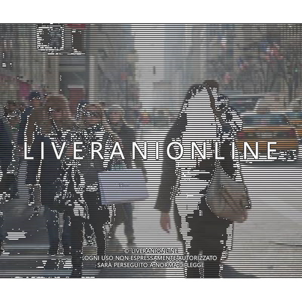 Shoppers in Midtown Manhattan on Super Saturday, December 18, 2010. Super Saturday marks the last weekend before Christmas and is the second busiest shopping day of the year, after Black Friday. Photo illustration. (© Richard B. Levine) AG. ALDO LIVERANI SAS ITALY ONLY