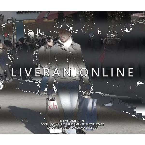 Shoppers in Midtown Manhattan on Super Saturday, December 18, 2010. Super Saturday marks the last weekend before Christmas and is the second busiest shopping day of the year, after Black Friday. (© Richard B. Levine) AG. ALDO LIVERANI SAS ITALY ONLY