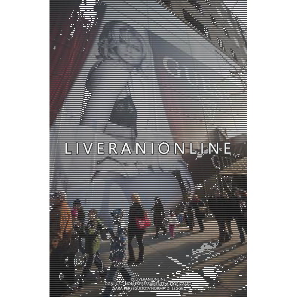 Shoppers outside the future site of the Guess store in Midtown Manhattan on Super Saturday, December 18, 2010. Super Saturday marks the last weekend before Christmas and is the second busiest shopping day of the year, after Black Friday. (© Richard B. Levine) AG. ALDO LIVERANI SAS ITALY ONLY