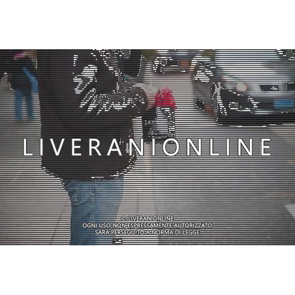 A shopper with a Sephora bag in Midtown Manhattan on Super Saturday, December 18, 2010. Super Saturday marks the last weekend before Christmas and is the second busiest shopping day of the year, after Black Friday. (© Richard B. Levine) AG. ALDO LIVERANI SAS ITALY ONLY