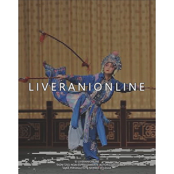 Guangxi Zhuang - Artisti da compagnia dell\'Opera di Pechino Mei Lanfang si esibiscono durante uno spettacolo nella capitale della Cina sud-occidentale di Guangxi Zhuang Regione Autonoma, 24 dicembre, 2010. Mei Lanfang era un maestro tardo Pechinese del Teatro dell\' Opera della Cina. (/ giugno Liu) AG. ALDO LIVERANI SAS ITALY ONLY