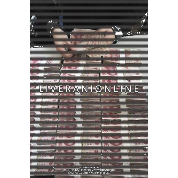 Foto scattata il 18 novembre 2010 mostra un cassiere contare il Renminbi in una banca di Qionghai City, nel sud della Cina provincia di Hainan. l renminbi (o yuan)  la valuta avente corso legale nella Repubblica Popolare Cinese. Il renminbi  emesso dalla Banca Popolare Cinese, l\'autoritˆ monetaria della Repubblica Popolare Cinese. L\'abbreviazione ufficiale dello standard internazionale ISO 4217  CNY. L\'abbreviazione comunemente usata e non conforme allo standard  \'RMB\'. (/ Zhongde Meng) AG. ALDO LIVERANI SAS ITALY ONLY