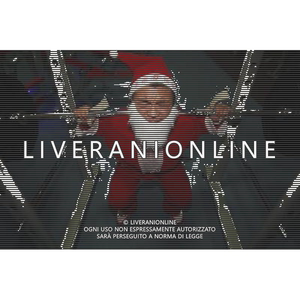 A man wearing costume of Santa Claus practises at a bodybuilding club in Suining City of southwest China\'s Sichuan Province, Dec. 24, 2010. (/Zhong Min) (zhs) BABBO NATALE IN VARIE SITUAZIONI ED EVENTI AG. ALDO LIVERANI SAS ITALY ONLY