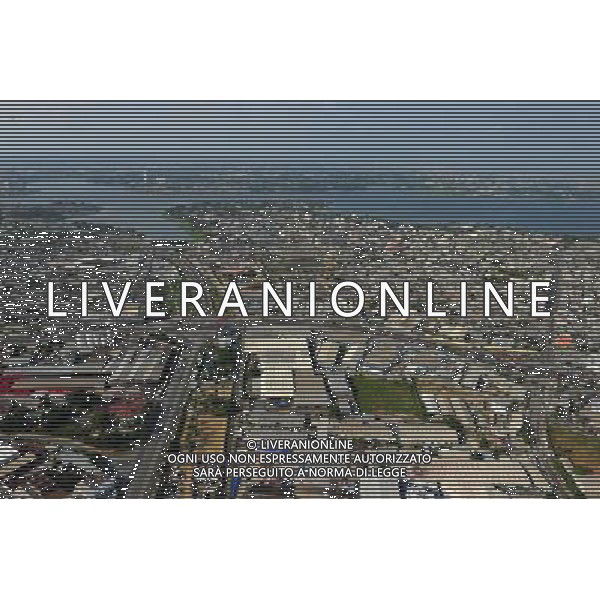 (101230) -- ABIDJAN, Dec. 30, 2010 () -- The photo taken on Dec. 27, 2010 shows a bird\'s eye view of Abidjan, the economic capital of Cote d\'Ivoire. Since the presidential run-off on Nov. 28, Cote d\'Ivoire has been in political gridlock with both Laurent Gbagbo and Alassane Ouattara sworn in as president. (/Zhao Yingquan) (wjd) ©photoshot/Agenzia Aldo Liverani Sas - ITALY ONLY - Veduta panoramica aerea di Abidjan, la capitale economica della Costa d\'Avorio 30/12/2010