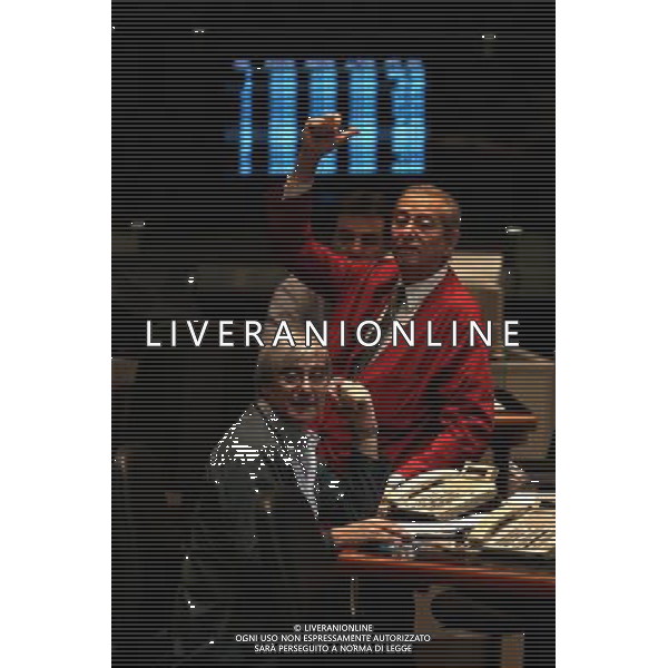 (101231) -- BUENOS AIRES, Dec. 31, 2010 () -- Operators work at Stock Exchange of Buenos Aires, on Dec. 31, 2010. The Merval index of the stock exchange rose by 51.8 percent in 2010. (/Martin Zabala) (ypf) ©PHOTOSHOT/Agenzia Aldo Liverani Sas - ITALY ONLY - AGENTI, OPERATORI E INVESTITORI DELLA BORSA