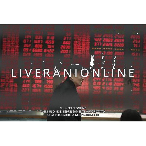 (101231) -- WUXI, Dec. 31, 2010 () -- An investor is seen at a stock exchange in Wuxi, east China\'s Jiangsu Province, Dec. 31, 2010. Chinese stocks closed higher Friday. The benchmark Shanghai Composite Index was 1.76 percent higher to close at 2,808.08, up 48.50 points. The Shenzhen Component Index closed up 2.63 percent, or 319.66 points, to end at 12,458.55. (/Huan Yueliang) (mcg) ©PHOTOSHOT/Agenzia Aldo Liverani Sas - ITALY ONLY - AGENTI, OPERATORI E INVESTITORI DELLA BORSA