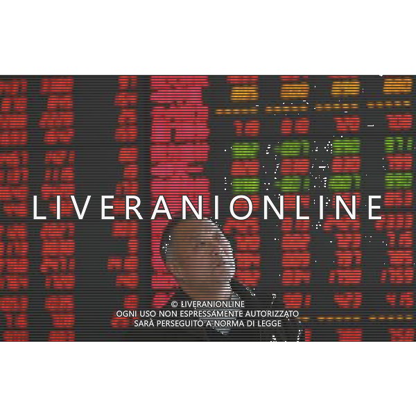 (101231) -- FUYANG, Dec. 31, 2010 () -- An investor is seen at a stock exchange in Fuyang, east China\'s Anhui Province, Dec. 31, 2010. Chinese stocks closed higher Friday. The benchmark Shanghai Composite Index was 1.76 percent higher to close at 2,808.08, up 48.50 points. The Shenzhen Component Index closed up 2.63 percent, or 319.66 points, to end at 12,458.55. (/Lu Qijian) (mcg) ©PHOTOSHOT/Agenzia Aldo Liverani Sas - ITALY ONLY - AGENTI, OPERATORI E INVESTITORI DELLA BORSA