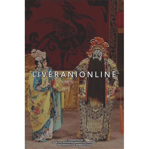 PECHINO, 4 gennaio 2011 () - Performers dell\'Opera di Pechino, Addio mia concubina a Pechino, capitale della Cina, 3 gennaio 2011. L\'opera racconta la morte di Xiang Yu, il sedicente \'Hegemon-re di Chu occidentale\' che ha combattuto per l\'unificazione della Cina Liu Bang, l\'eventuale fondatore della dinastia Han. AG. ALDO LIVERANI SAS ITALY ONLY 