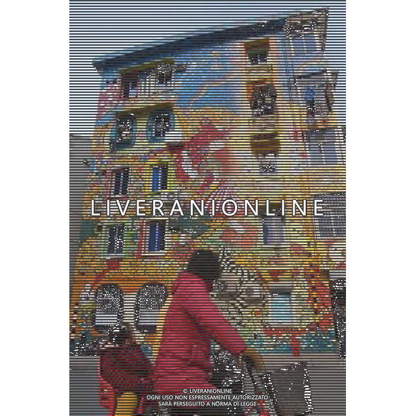 HANGZHOU, 4 gennaio 2011 () - Cittadini mentre guardano un edificio con una decorazione pittorica sulla parete esterna a Hangzhou, capitale della Cina orientale di Zhejiang Province, 4 gennaio 2011. I lavori di verniciatura sono costati ad un un giovane artista due mesi di lavoro per finirlo (/ Zhong Li) AG. ALDO LIVERANI SAS ITALY ONLY