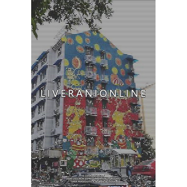 HANGZHOU, 4 gennaio 2011 () - Cittadini mentre guardano un edificio con una decorazione pittorica sulla parete esterna a Hangzhou, capitale della Cina orientale di Zhejiang Province, 4 gennaio 2011. I lavori di verniciatura sono costati ad un un giovane artista due mesi di lavoro per finirlo (/ Zhong Li) AG. ALDO LIVERANI SAS ITALY ONLY