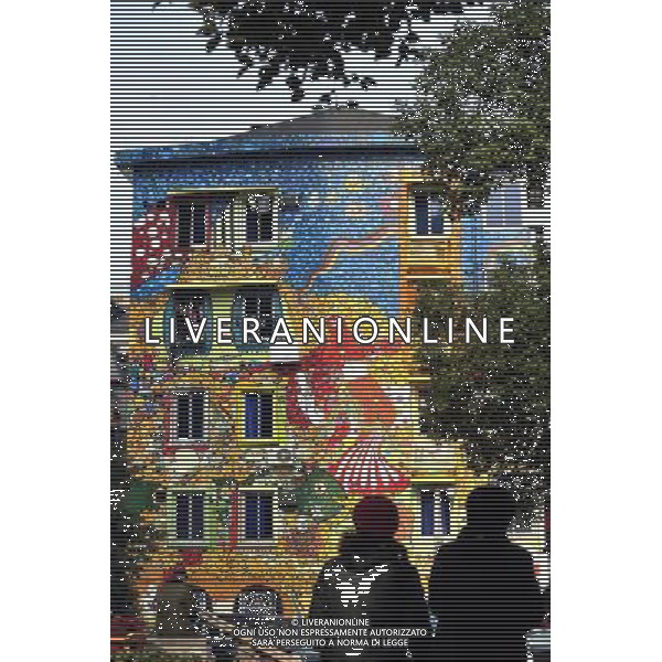HANGZHOU, 4 gennaio 2011 () - Cittadini mentre guardano un edificio con una decorazione pittorica sulla parete esterna a Hangzhou, capitale della Cina orientale di Zhejiang Province, 4 gennaio 2011. I lavori di verniciatura sono costati ad un un giovane artista due mesi di lavoro per finirlo (/ Zhong Li) AG. ALDO LIVERANI SAS ITALY ONLY