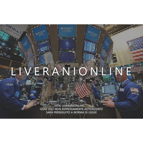 NEW YORK, 3 gen 2011 () - Un trader lavora sul trading floor del New York Stock Exchange di New York, Stati Uniti, 3 gennaio 2011. Borsa di New York AG. ALDO LIVERANI SAS ITALY ONLY