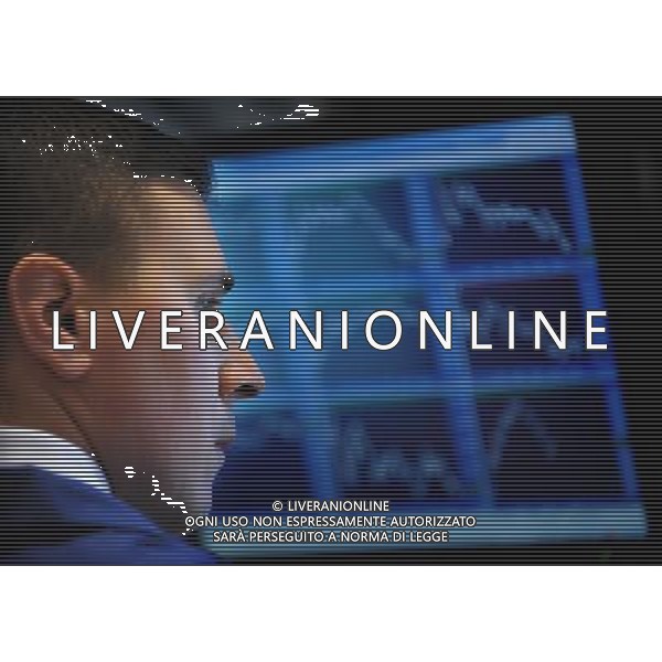 NEW YORK, 3 gen 2011 () - Un trader lavora sul trading floor del New York Stock Exchange di New York, Stati Uniti, 3 gennaio 2011. Borsa di New York AG. ALDO LIVERANI SAS ITALY ONLY