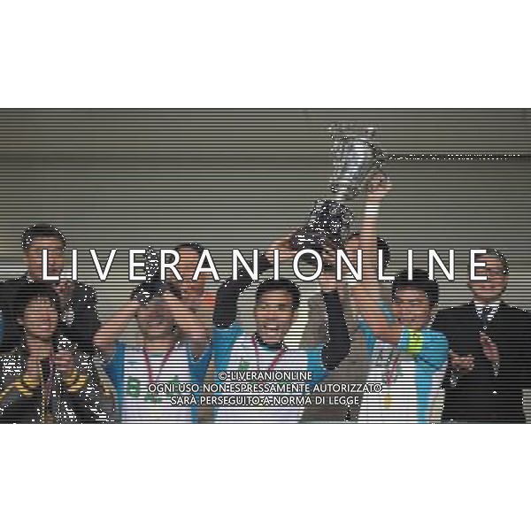 HONG KONG, 4 gennaio 2011 () - Yuan Lin (R), capitano della squadra di Guangdong, detiene il trofeo con i compagni di squadra durante la cerimonia di premiazione per il 33 ¡ Guangdong-Hong Kong Cup tra il team di Hong Kong e Guangdong team di Hong Kong AG.ALDO LIVERANI SAS ITALY ONLY