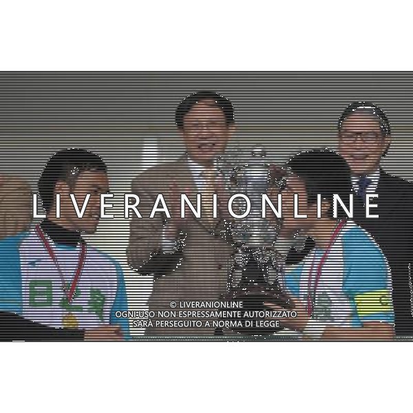 ((110.104) - HONG KONG, 4 gen 2011 () - Yuan Lin (R), capitano della squadra di Guangdong, bacia il trofeo durante la cerimonia di premiazione per il 33 ¡ Guangdong-Hong Kong Cup tra il team di Hong Kong e Guangdong team di Hong Kong AG.ALDO LIVERANI SAS ITALY ONLY