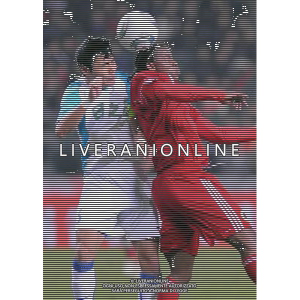 ((110.104) - HONG KONG, 4 gen 2011 () - Yuan Lin (L) del Guangdong testa la palla con Guy Ambassa Gerardo di Hong Kong durante il match seconda tappa del 33 ¡ Guangdong-Hong Kong Cup tra Hong Kong squadra e la squadra del Guangdong a Hong Kong AG.ALDO LIVERANI SAS ITALY ONLY