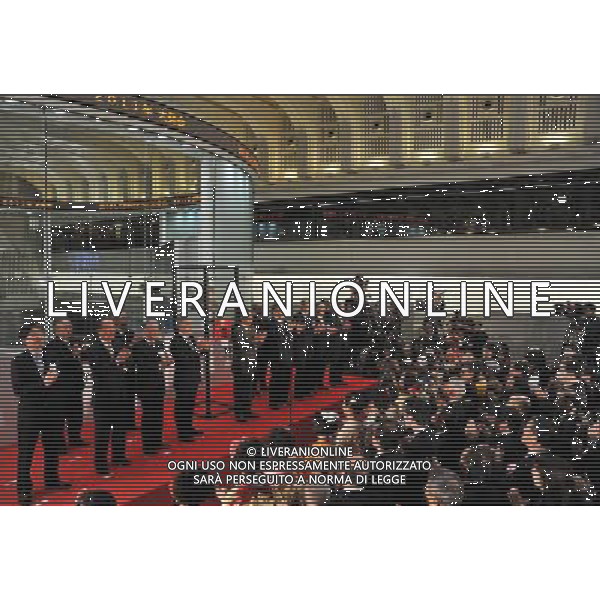 TOKYO, 4 gennaio 2011 ) - il ministro giapponese per i servizi finanziari Shozaburo Jimi suona il campanello durante la cerimonia di apertura della Borsa di Tokyo a Tokyo, capitale del Giappone, 4 gen 2010. (/ Kenichiro Seki) AG. ALDO LIVERANI SAS ITALY ONLY