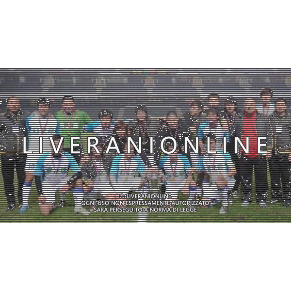 HONG KONG, 4 gennaio 2011 () - I membri del team del team di Guangdong in posa per le foto dopo la vittoria del campione dopo la cerimonia di premiazione per il 33 ¡ Guangdong-Hong Kong Cup tra il team di Hong Kong e Guangdong team di Hong Kong AG. ALDO LIVERANI SAS ITALY ONLY *** Local Caption *** Xinhua/Photoshot/AG. ALDO LIVERANI SAS