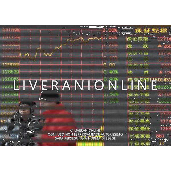 Xi\'an, 4 gennaio 2011 () - Scheda elettronica in una sala stock trading a Xi\'an, capitale della Cina nord-occidentale della provincia dello Shaanxi. Borsa Cinese Ag, aldoliverani sas Italy only