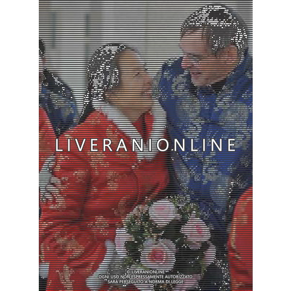 (110106) -- HARBIN, Jan. 6, 2011 () -- Jim Harris and his Chinese wife Su Liying celebrate at an international group wedding ceremony in Harbin, capital of northeast China\'s Heilongjiang Province, Jan. 6, 2011. A total of 18 couples from several countries and regions enjoyed the romantic moment together in Harbin Thursday. This was the 27th time for the renowned international wedding ceremony being held here. (/Wang Jianwei) (zhs) ©photoshot/Agenzia Aldo Liverani Sas - ITALY ONLY - Matrimonio - Un totale di 18 coppie di Sposi insieme provenienti da diversi paesi e regioni durante una cerimonia di nozze internazionale di gruppo ad Harbin, capitale della Cina nord-est della provincia di Heilongjiang, 6 gennaio 2011.