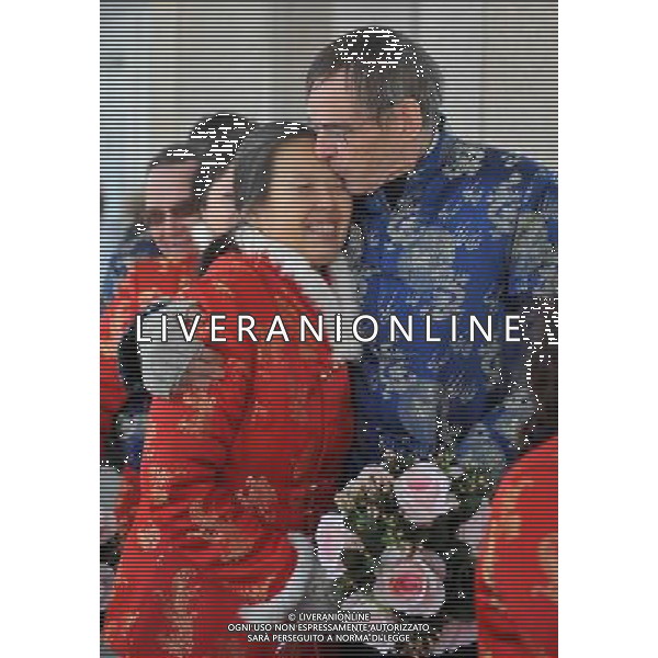 (110106) -- HARBIN, Jan. 6, 2011 () -- Jim Harris and his Chinese wife Su Liying celebrate at an international group wedding ceremony in Harbin, capital of northeast China\'s Heilongjiang Province, Jan. 6, 2011. A total of 18 couples from several countries and regions enjoyed the romantic moment together in Harbin Thursday. This was the 27th time for the renowned international wedding ceremony being held here. (/Wang Jianwei) (zhs) ©photoshot/Agenzia Aldo Liverani Sas - ITALY ONLY - Matrimonio - Un totale di 18 coppie di Sposi insieme provenienti da diversi paesi e regioni durante una cerimonia di nozze internazionale di gruppo ad Harbin, capitale della Cina nord-est della provincia di Heilongjiang, 6 gennaio 2011.