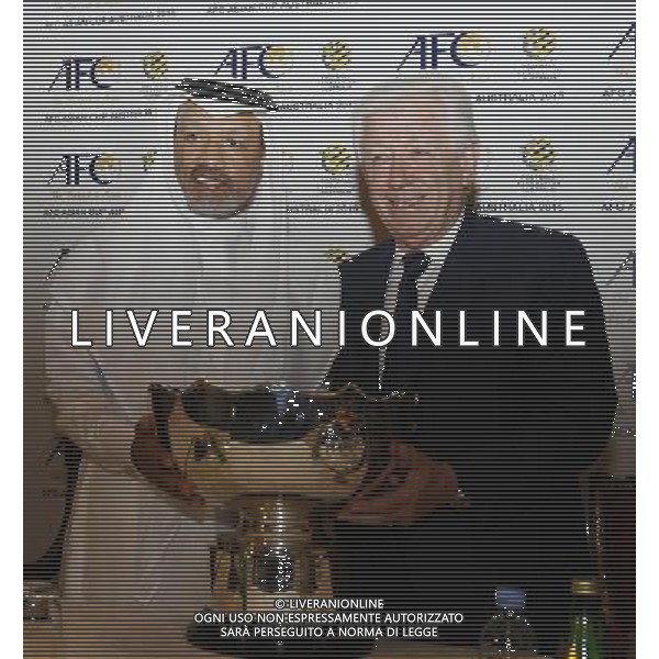 (110106) -- DOHA, Jan. 6, 2011 () -- Mohamed BinHammam Al- Abdulla(L), President of Asian Football Confederation (AFC) holds the cup together with Frank Lowy, Chairman of Football Federation of Australia (FFA) in a press conference in Doha, capital of Qatar, Jan. 5, 2011. Australia was announced to be the host nation for the 2015 Asian Cup here Wednesday. (/Maneesh Bakshi) ©photoshot/Agenzia Aldo Liverani Sas - ITALY ONLY - 24mo congresso dell\'Asian Football Confederation (AFC) a Doha, capitale del Qatar, 6 gennaio 2011.