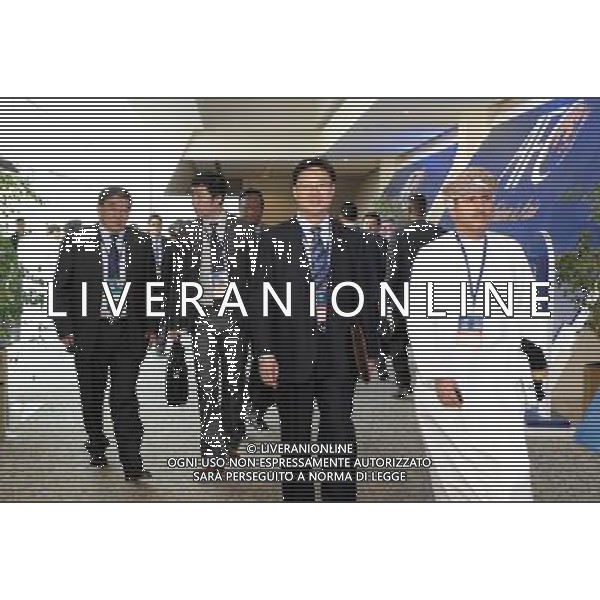 (110106) -- DOHA, Jan. 6, 2011 () -- Wei Di (L) and Lin Xiaohua (2nd R, front), vice presidents of Chinese Football Association (CFA), arrive at the Sheraton Hotel in Doha, Qatar, Jan. 6, 2011. The 24th Asian Football Confederation (AFC) Congress 2011 was held here Thursday. (/Chen Shaojin) (hy) ©photoshot/Agenzia Aldo Liverani Sas - ITALY ONLY - 24mo congresso dell\'Asian Football Confederation (AFC) a Doha, capitale del Qatar, 6 gennaio 2011.