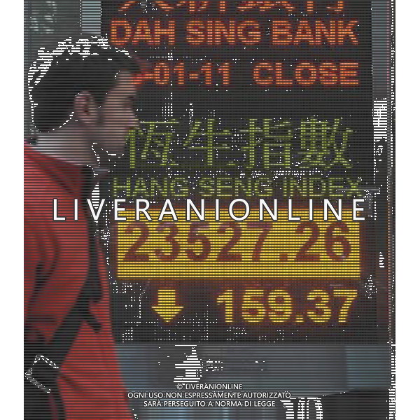 (110110) -- HONG KONG, Jan. 10, 2011 () -- A pedestrian walks pass the panel showing the Hang Seng Index in Hong Kong, south China, Jan. 10, 2011. Hong Kong stocks went down 159.37 points, or 0.67 percent, to close at 23,527.26 on Monday. (/Wong Pun Keung) (xzj) BORSA DI HONG KONG *** Local Caption *** 