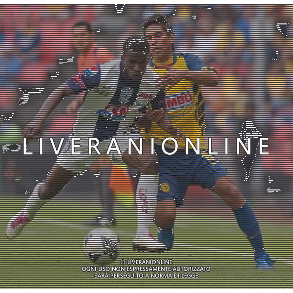 (110110) -- MEXICO CITY, Jan. 10, () -- Juan Valenzuela (R) of America fights for the ball with Franco Arizala of Pachuca during the Mexican soccer league match held at Azteca Stadium in Mexico City, Mexico, Jan. 9, 2011. Pachuca won 2-0. (/Bernardo Montoya) CAMPIONATO MESSICANO DI CALCIO 2010/11 AMERICA VS PACHUCA AG. ALDO LIVERANI SAS ITALY ONLY
