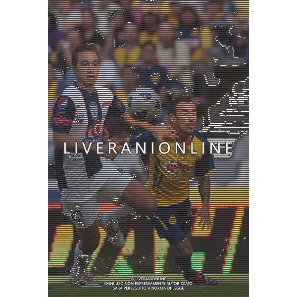 (110110) -- MEXICO CITY, Jan. 10, () -- Vicente Sanchez (R) of America fights for the ball with Carlos Rodriguez of Pachuca during the Mexican soccer league match held at Azteca Stadium in Mexico City, Mexico, Jan. 9, 2011. Pachuca won 2-0. (/Bernardo Montoya) CAMPIONATO MESSICANO DI CALCIO 2010/11 AMERICA VS PACHUCA AG. ALDO LIVERANI SAS ITALY ONLY