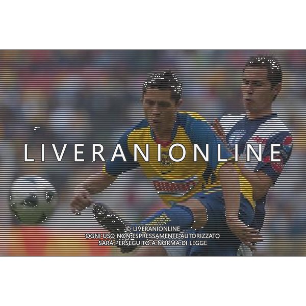 (110110) -- MEXICO CITY, Jan. 10, () -- Jose Martinez (L) of America fights for the ball with Paul Aguilar of Pachuca during the Mexican soccer league match held at Azteca Stadium in Mexico City, Mexico, Jan. 9, 2011. Pachuca won 2-0. (/Bernardo Montoya) CAMPIONATO MESSICANO DI CALCIO 2010/11 AMERICA VS PACHUCA AG. ALDO LIVERANI SAS ITALY ONLY
