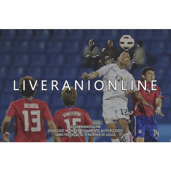 (110110) -- DOHA, Jan. 10, 2011 (Xinhua) -- South Korean player Lee Jung Soo (1st R) competes with Bahrain\'s player during the soccer match in Group C of the Asian Cup between South Korea and Bahrain in Doha, capital of Qatar, Jan. 10, 2011. South Korea won 2-1. (Xinhua/Tao Xiyi) (wjd) COPPA D\' ASIA 2011 GRUPPO C COREA DEL SUD VS BAHRAIN AG. ALDO LIVERANI SAS ITALY ONLY *** Local Caption ***