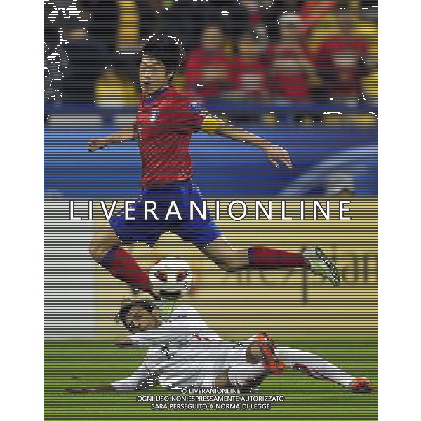 (110110) -- DOHA, Jan. 10, 2011 (Xinhua) -- South Korean player Park Ji Sung (Upper) competes with Bahrain\'s player during the soccer match in Group C of the Asian Cup between South Korea and Bahrain in Doha, capital of Qatar, Jan. 10, 2011. South Korea won 2-1. (Xinhua/Tao Xiyi) (wjd) COPPA D\' ASIA 2011 GRUPPO C COREA DEL SUD VS BAHRAIN AG. ALDO LIVERANI SAS ITALY ONLY *** Local Caption ***