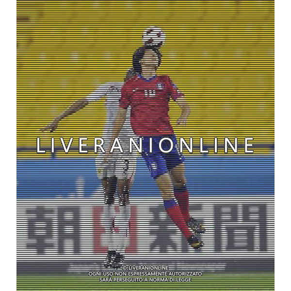 (110110) -- DOHA, Jan. 10, 2011 (Xinhua) -- South Korean player Ji Dong Won (R) competes with Bahrain\'s player during the soccer match in Group C of the Asian Cup between South Korea and Bahrain in Doha, capital of Qatar, Jan. 10, 2011. South Korea won 2-1. (Xinhua/Tao Xiyi) (wjd) COPPA D\' ASIA 2011 GRUPPO C COREA DEL SUD VS BAHRAIN AG. ALDO LIVERANI SAS ITALY ONLY *** Local Caption ***
