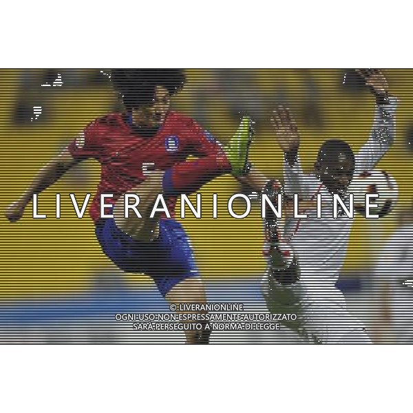 (110110) -- DOHA, Jan. 10, 2011 (Xinhua) -- South Korean player Kwak Tae Hwi (L) competes with Bahrain\'s player Jaycee John during the soccer match in Group C of the Asian Cup between South Korea and Bahrain in Doha, capital of Qatar, Jan. 10, 2011. South Korea won 2-1. (Xinhua/Tao Xiyi) (wjd) COPPA D\' ASIA 2011 GRUPPO C COREA DEL SUD VS BAHRAIN AG. ALDO LIVERANI SAS ITALY ONLY *** Local Caption ***