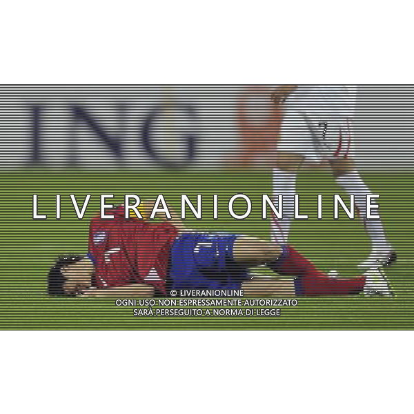 (110110) -- DOHA, Jan. 10, 2011 (Xinhua) -- South Korean player Park Ji Sung is injured during the soccer match in Group C of the Asian Cup between South Korea and Bahrain in Doha, capital of Qatar, Jan. 10, 2011. South Korea won 2-1. (Xinhua/Tao Xiyi) (wjd) COPPA D\' ASIA 2011 GRUPPO C COREA DEL SUD VS BAHRAIN AG. ALDO LIVERANI SAS ITALY ONLY *** Local Caption ***