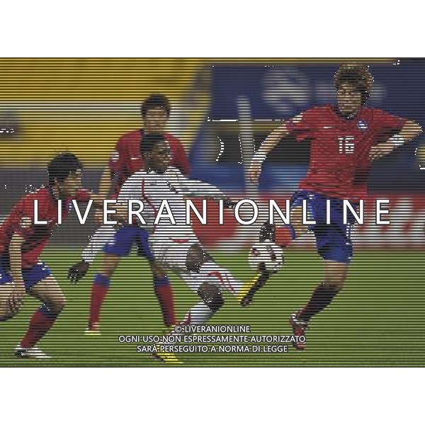 (110110) -- DOHA, Jan. 10, 2011 (Xinhua) -- South Korean player Ki Sung Yueng (1st R) competes with Bahrain\'s player during the soccer match in Group C of the Asian Cup between South Korea and Bahrain in Doha, capital of Qatar, Jan. 10, 2011. South Korea won 2-1. (Xinhua/Tao Xiyi) (wjd) COPPA D\' ASIA 2011 GRUPPO C COREA DEL SUD VS BAHRAIN AG. ALDO LIVERANI SAS ITALY ONLY *** Local Caption ***