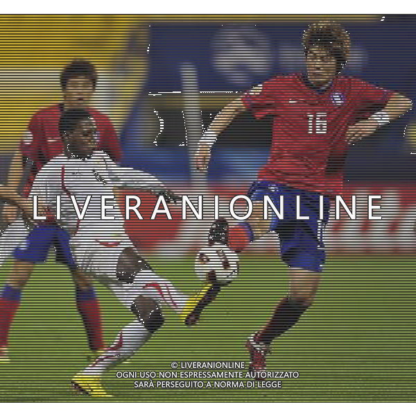 (110111) -- DOHA, Jan. 11, 2011 () -- South Korea\'s Ki Sung-Yueng (R) vies with Bahrain\'s Abdullah Baba Fatadi during their 2011 Asian Cup Group C soccer match at Al Gharafa stadium in Doha, capital of Qatar, Jan. 10, 2011. South Korea won by 2-1. (/Tao Xiyi) COPPA D\' ASIA 2011 GRUPPO C COREA DEL SUD VS BAHRAIN AG. ALDO LIVERANI SAS ITALY ONLY *** Local Caption ***