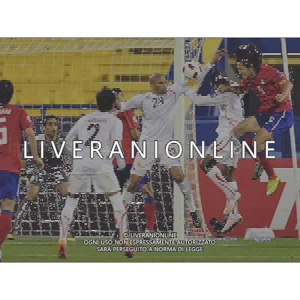 (110111) -- DOHA, Jan. 11, 2011 () -- South Korea\'s Kwak Tae-hwi (R) heads for the ball against Bahrain during their 2011 Asian Cup Group C soccer match at Al Gharafa stadium in Doha, capital of Qatar, Jan. 10, 2011. South Korea won by 2-1. (/Tao Xiyi) COPPA D\' ASIA 2011 GRUPPO C COREA DEL SUD VS BAHRAIN AG. ALDO LIVERANI SAS ITALY ONLY *** Local Caption ***