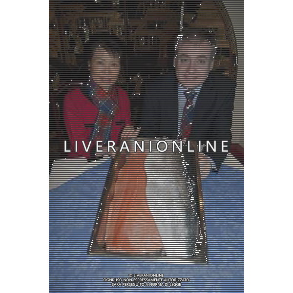 UK SCOTLAND Edinburgh -- 12 Jan 2011 -- Fishy business...Rural Affairs Minister Richard Lochhead and the Consul General for the People\'s Republic of China Madame Xiutian Tan with a salmon at the Rainbow Arch Chinese Restaurant in Edinburgh, Scotland UK today (Wed). China has announced that it has granted an import health certificate to allow the exportation of Scottish salmon into the Chinese market - one so large, that Chinese consumers are reported to eat more salmon than the entire annual production of Atlantic salmon in Scotland ©photoshot/Agenzia Aldo Liverani Sas - ITALY ONLY - Il Ministro degli Affari Rurali Richard Lochhead e il Console Generale per la Repubblica popolare della Cina Madame Xiutian Tan con un salmone al ristorante cinese Arch Rainbow a Edimburgo, in Scozia, Regno Unito. La Cina ha annunciato che ha rilasciato un certificato sanitario di importazione per consentire l\'esportazione di salmone scozzese nel mercato cinese - uno cosi\' grande, che i consumatori cinesi consumano piu\' salmone che l\'intera produzione annuale in Scozia