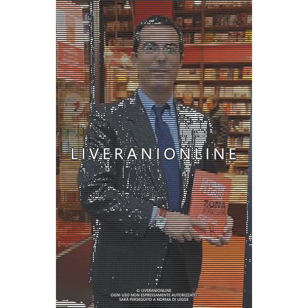 MILANO 14/1/2011 LIBRERIA COOP UNIVERSITA\' STATALE VIA LARGA PRESENTAZIONE DEL LIBRO DI GIOVANNI FLORIS: -ZONA RETROCESSIONE. PERCHE\' L\' ITALIA RISCHIA DI FINIRE IN SERIE B- NELLA FOTO GIOVANNI FLORES GIORNALISTA RAI FOTO ROMANO/AG ALDO LIVERANI